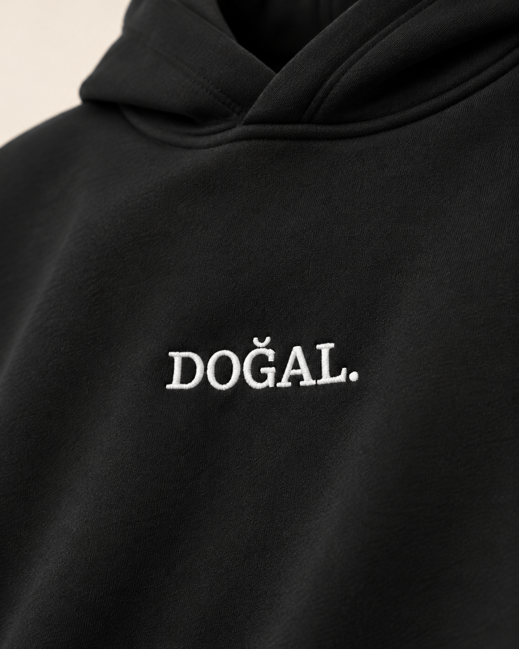 DOĞAL. 007 — beyaz DOĞAL. nakışı ve kapüşon birleşimi, stüdyo yakın plan