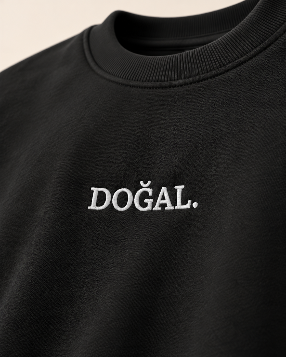 DOĞAL. 008 — beyaz DOĞAL. nakışı ve yuvarlak yaka, stüdyo yakın plan