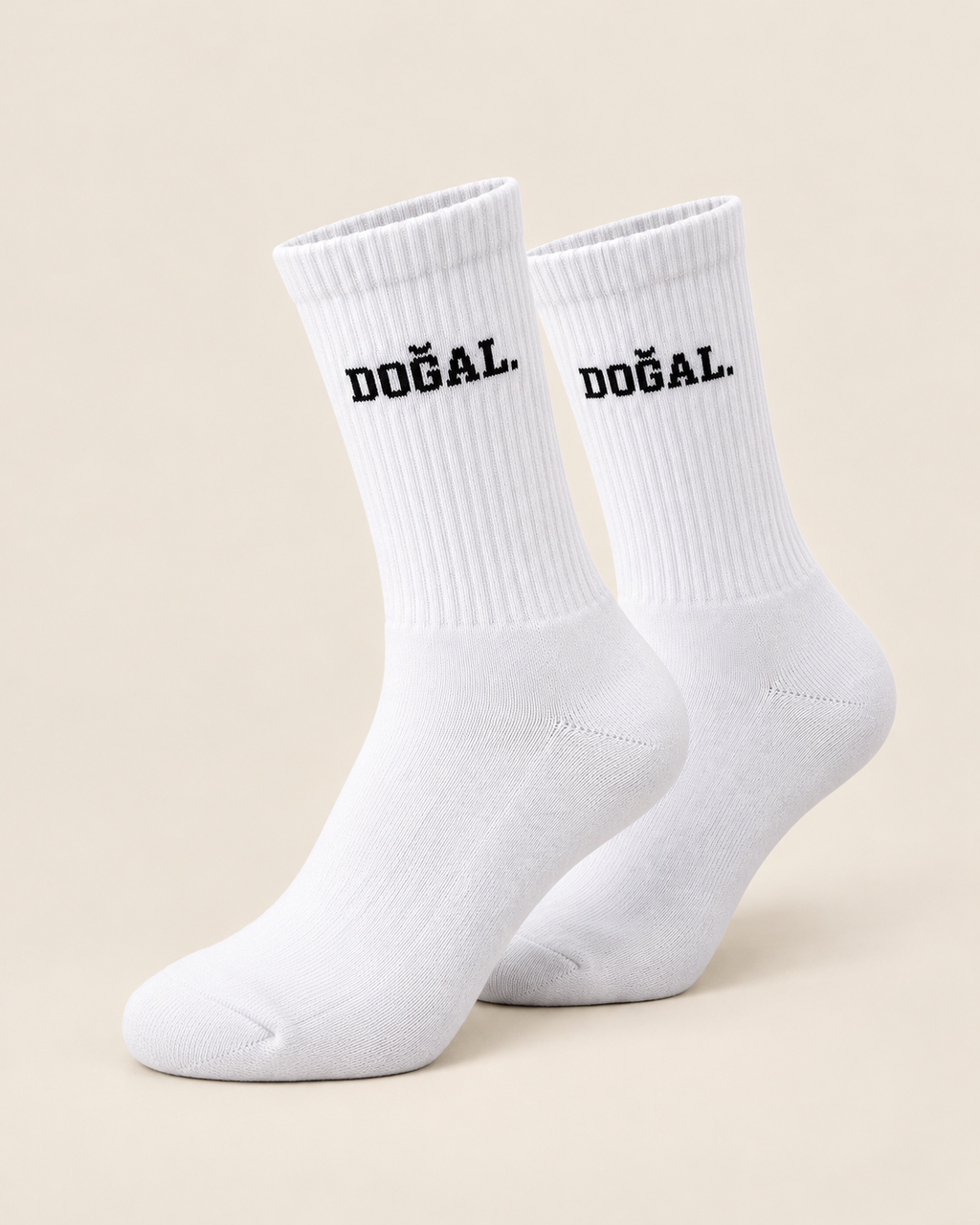 DOĞAL. beyaz spor çorabı, siyah örgü logolu ikili stüdyo görünümü