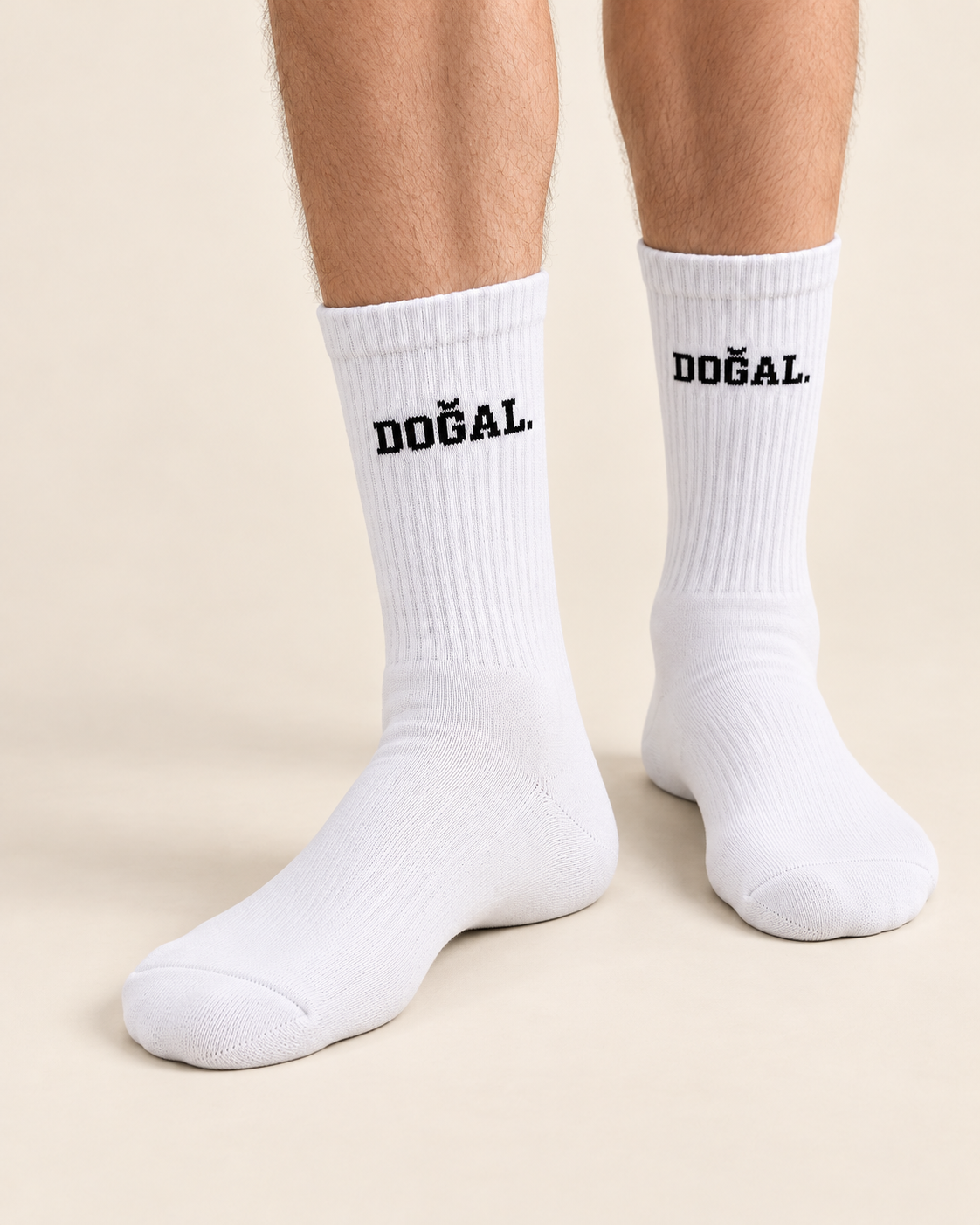 DOĞAL. beyaz çorap — modelin ayağında, ayakkabısız sıcak stüdyo görünümü