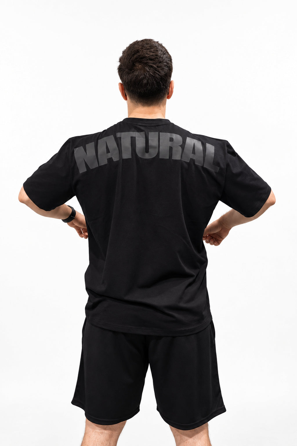 DOĞAL. × TDVG Natural Antrasit Baskılı Tişört — ortak NATURAL sırt baskısı, gerçek model fotoğrafı