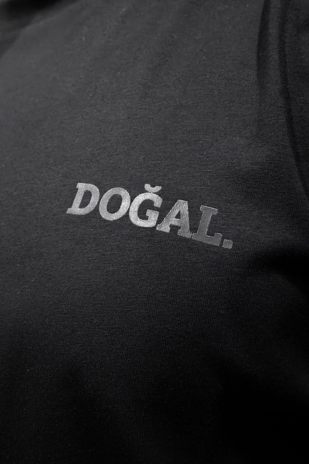 DOĞAL. Natural antrasit baskılı tişört — ön DOĞAL. logo detayı