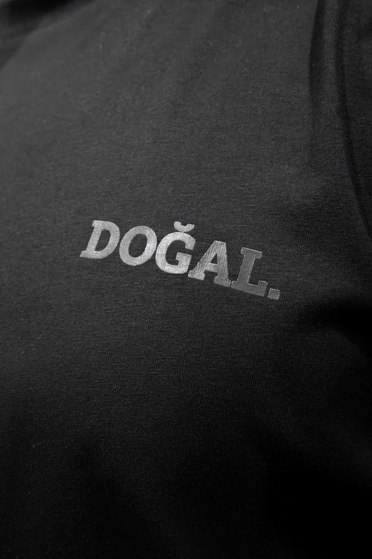 DOĞAL. Natural antrasit baskılı tişört — ön DOĞAL. logo detayı