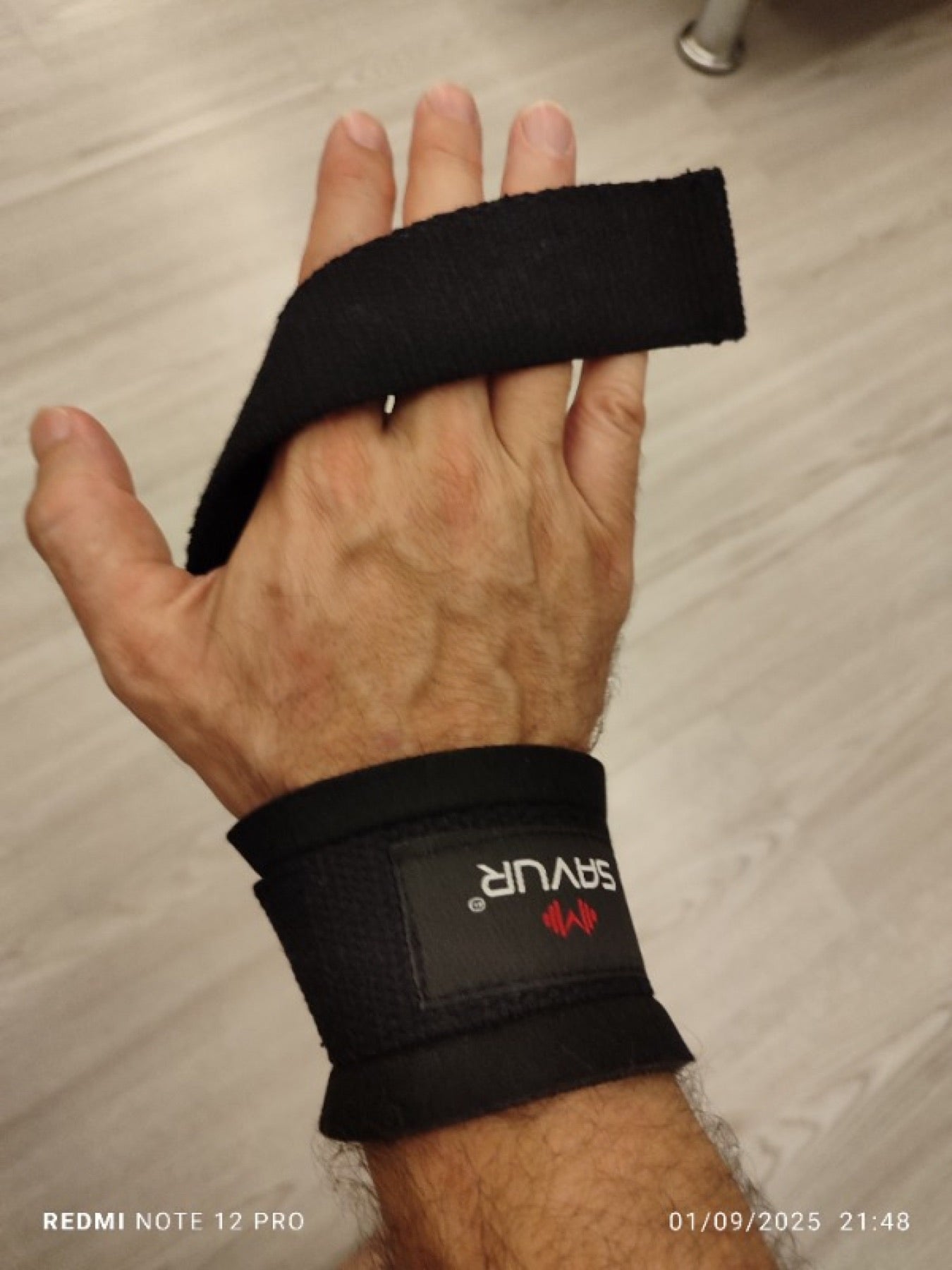 Siyah lifting strap bilekte
